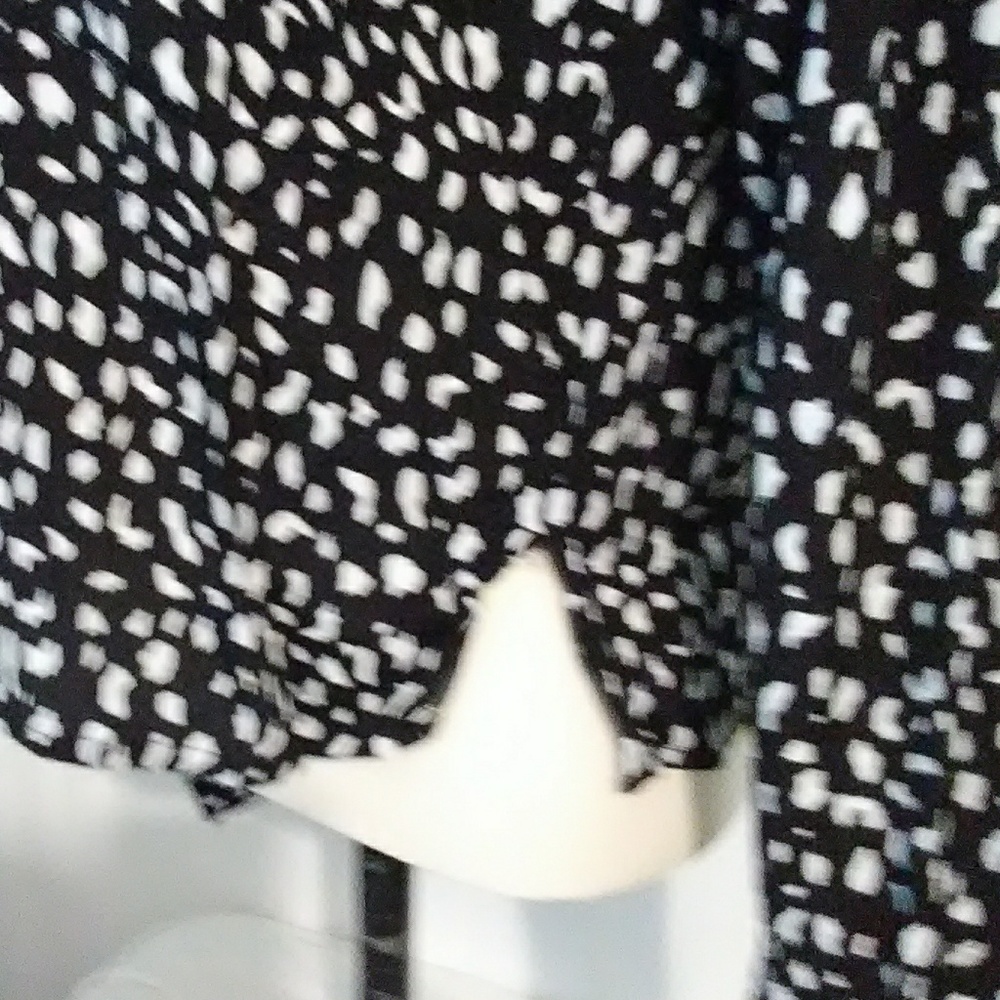 SALE Forever 21 Button Down Crop Top. Size M - Picture 3 of 6